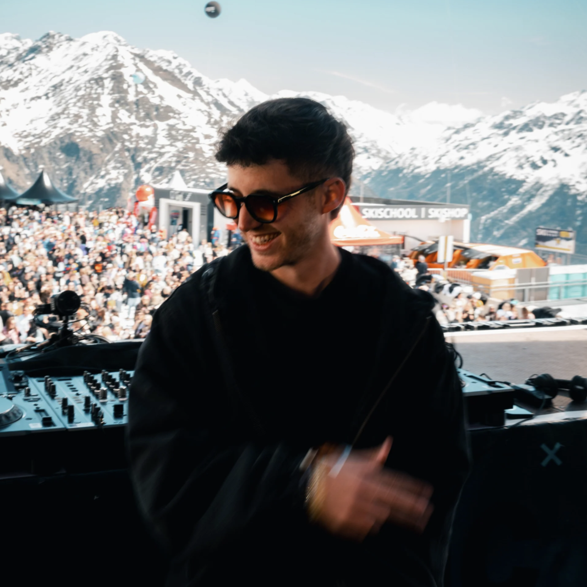 TØBY RØMEØ Edition 2026 | electric orange